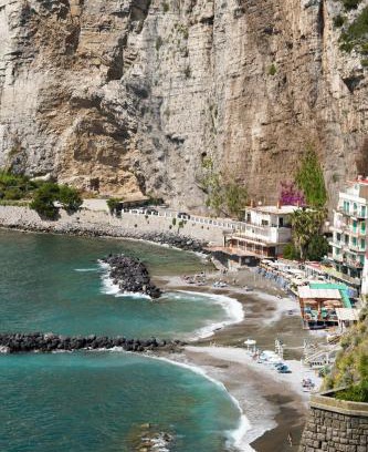 Meta Casa | The Cave On The Sea
