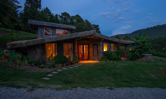 Wildwood Cabaña | La caverna en el verde. Una casa única tallada a mano. Tranquilo, excelentes vistas