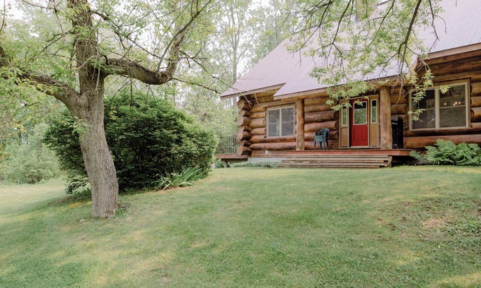Prince Edward Casa | The Cedar Crest Log House