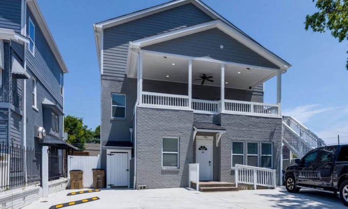 Midtown Casa | The Centennial Charmer- 8 Min from Broadway