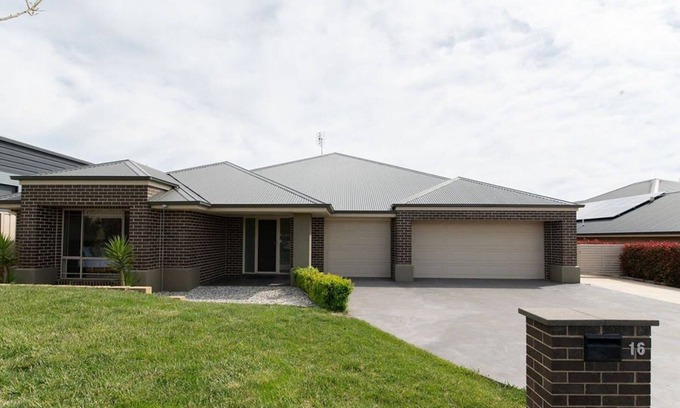 Calare Casa | The Centennial - Modern Entertaining Home, Sleeps 8