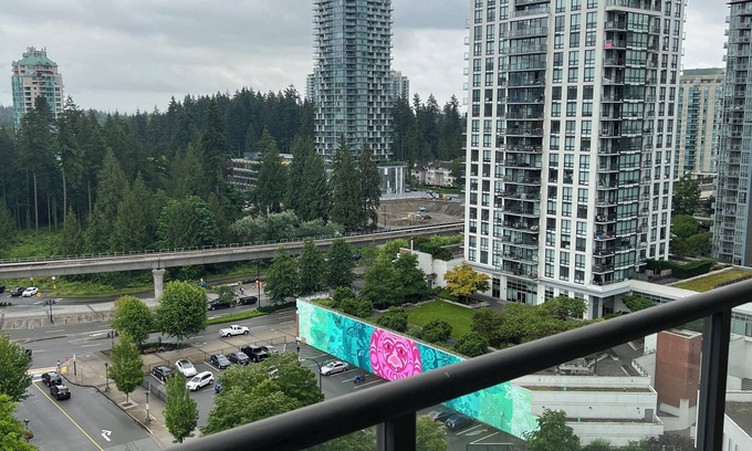 Coquitlam Condominio | The Central Peak: 6 Guest Rental Condo