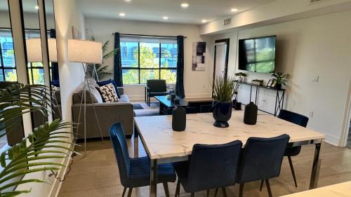 Westwood Apartamento | The Century City Cozy 3 Bedroom Apartment with free parking! 303