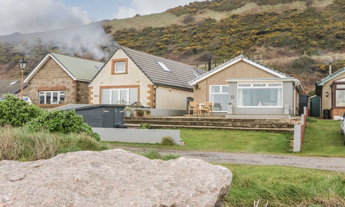 Egremont Cabaña | THE CHALET, family friendly, with hot tub in Egremont, Cumbria