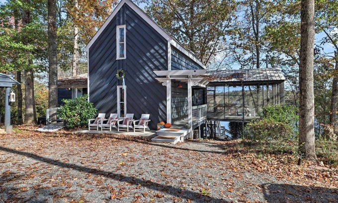 Eatonton Cabina | 'The Chalet on Sinclair' w/ Private Dock & Kayaks!