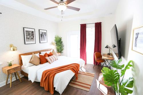 Pleasant Street Casa | The Champion's Suite Newly Built Upscale Central