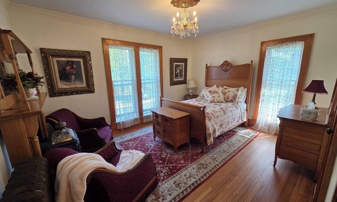 Manistee Cama Y Desayuno | The Chandelier Bed & Breakfast "Rose Room"