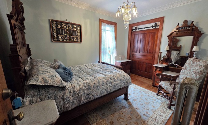 Manistee Cama Y Desayuno | The Chandelier Bed & Breakfast "Maritime Room"