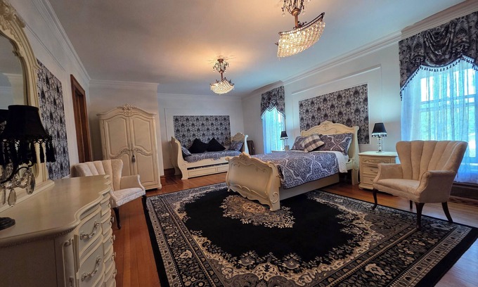 Manistee Cama Y Desayuno | The Chandelier Bed & Breakfast "Euro Room" sleeps five people!!