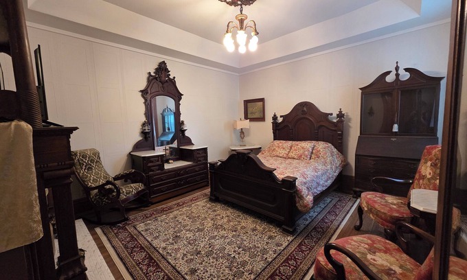 Manistee Cama Y Desayuno | The Chandelier Bed & Breakfast "Magmer Room"