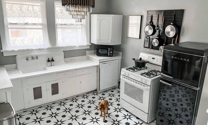 Evergreen Casa | The Chandelier House + Loft of Midtown - Near It All!