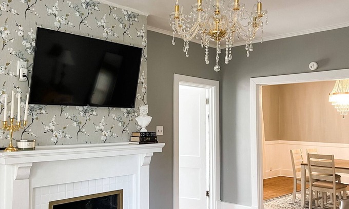 Midtown Casa | The Chandelier Loft of Midtown - Near It All!