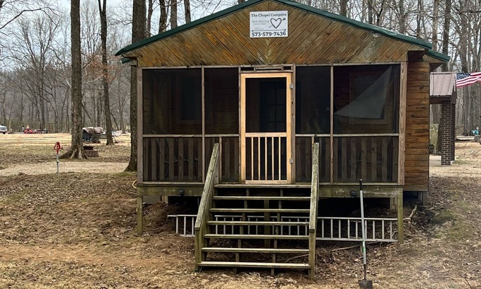 Grassy Cabina | The Chapel Cabin at Twin Bridges Campground