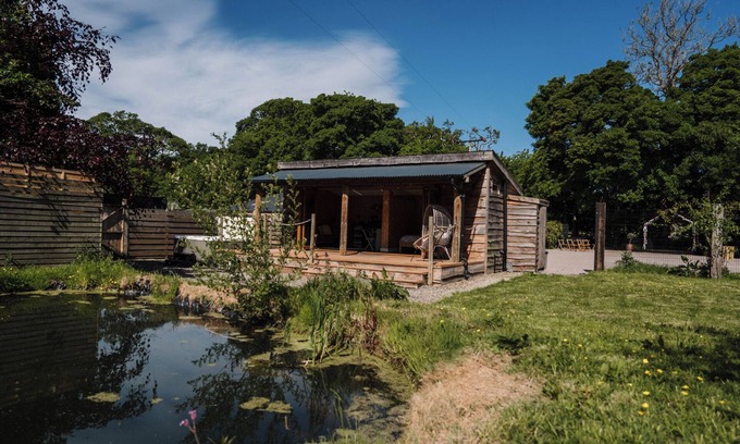 Carlisle Cabaña | THE CHARD, romantic, with hot tub in Longtown