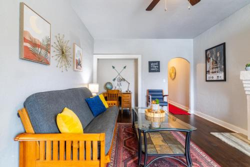 Chickasha Casa | The Charm Chickasha, Fiber WIFI, Washer & Dryer, Near DT Chickasha and Leg Lamp!