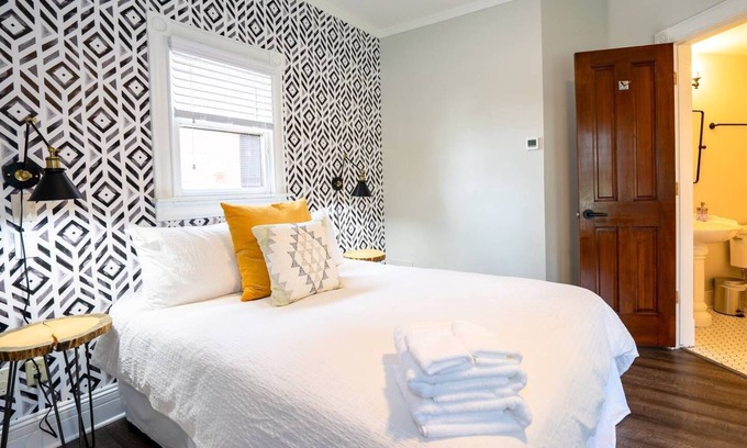 Five Points Apartamento | The Charming Cowboy | Beer + Wine | Sleeps 2