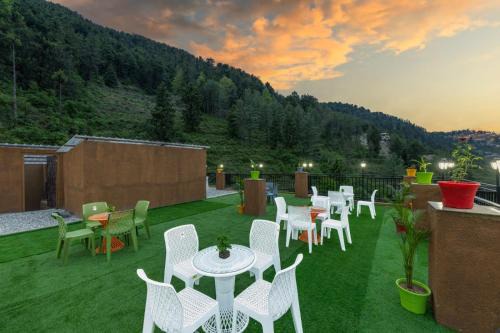 Fagu Apartamento | The Charvi Chalet I Vacations I Conference I MICE I Family Events I Open Air Terrace I Sky Bonfire I Kufri by Exotic Stays