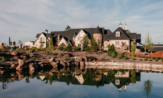 Carver Otro | The Chateau de Lis - A Luxury Old World Resort