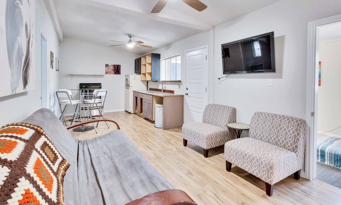 Manchaca Casa | The Chateau Unit B