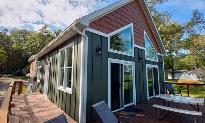 Horton Casa | The Cheerful Lake House at Crane Cove