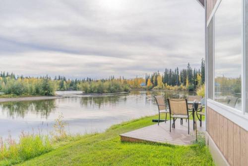College Casa | The Chena River House River Suite