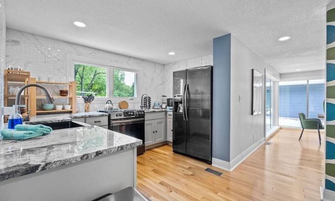 North Kansas City Casa | The Cherry On Top - Perfectly located remodeled home on 1 acre!