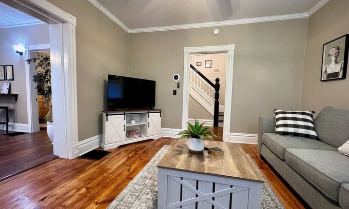 Geneva Casa | The Cherry Street Retreat: Charming, freshly renovated house in downtown Geneva