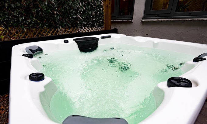 Blacon Apartamento | The Cheshire Gathering - Hot Tub 8 Bedrooms