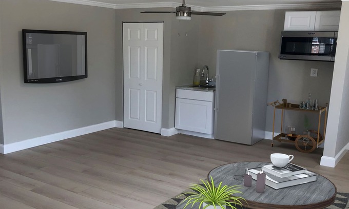 Oxon Hill Cama Y Desayuno | “The Chesterfield” Bright and Airy Private Studio