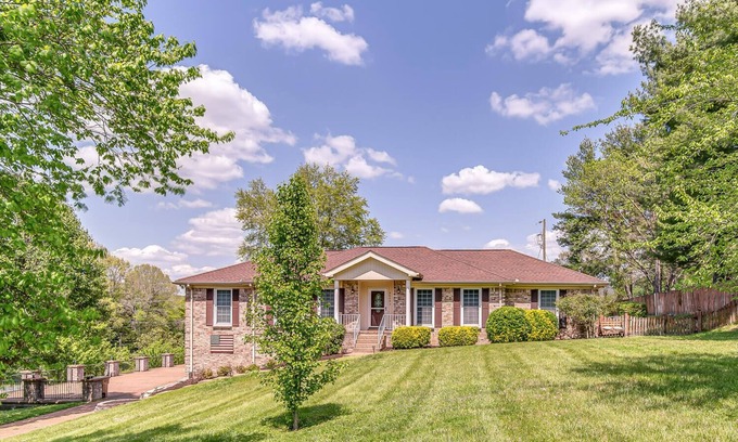 Brentwood Apartamento | The Chestnut Cottage - Great Backyard
