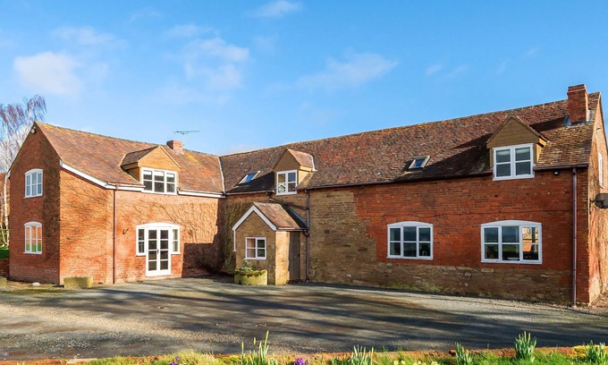 Tenbury Wells Casa | THE CHESTNUTS, pet friendly, with hot tub in Tenbury Wells