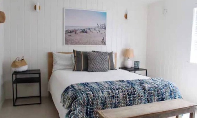 West Newport Apartamento | The Chic Beach Studio w/spacious patio