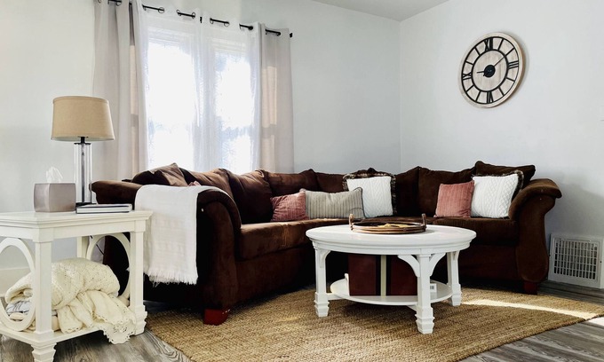 Evansville Casa | The Chic Shack | Centrally Located 2BR/1BA Home