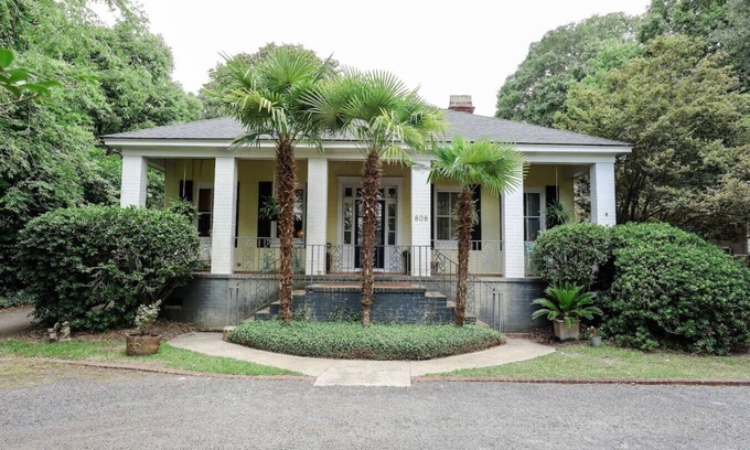 Summerville Historic District Casa | The Chick Inn on Main Neighbors!