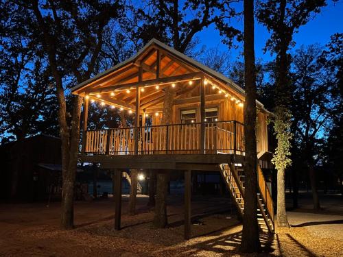 Elm Mott Otro | The Chickadee Treehouse 15MIN to Magnolia Baylor