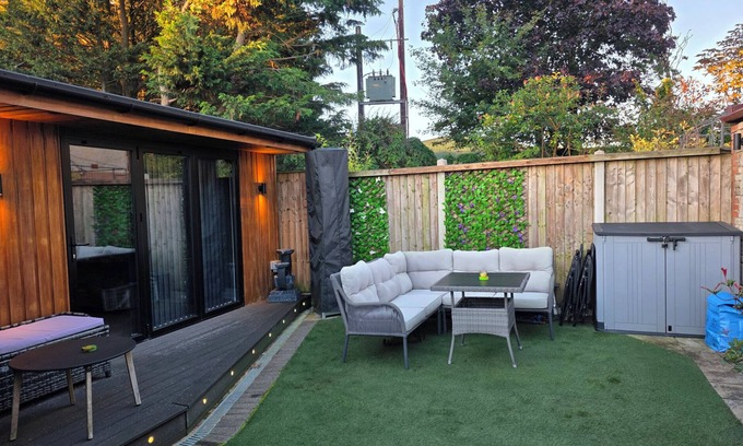 Cannards Grave Cabaña | THE CHILL GARDEN ROOM, pet friendly, with a garden in Shepton Mallet