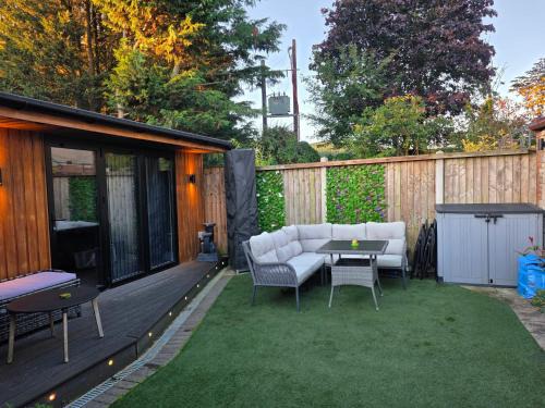 Cannards Grave Casa | The Chill Garden Room