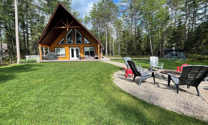 Mansfield-et-Pontefract Chalet De Esquí | The Chutes Chalet- 4 Season River Front with Hot Tub!