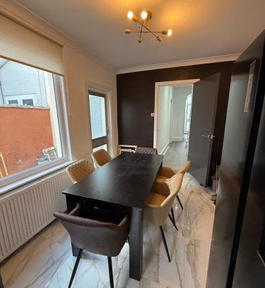 Northampton Casa | The Clare Court 6BR Luxury Retreat - Sleeps 14 - Free Parking and Complimentary Access to Billing Aquadrome Holiday Village for Swimming - 2 nights minimum