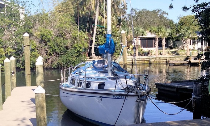 Stuart Alquiler De Eote | The Classy Sailor a 31' Sloop at dock in Manatee Pocket Entertainment District
