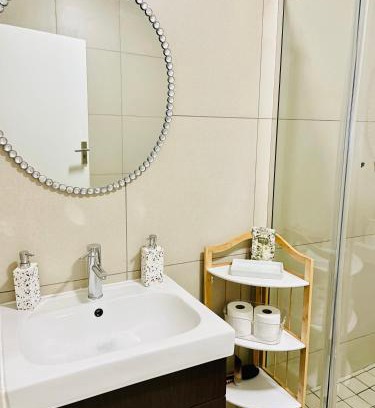 Greater Johannesburg Metropolitan Area Apartamento | The Classy West End 1 bed with sleeper couch