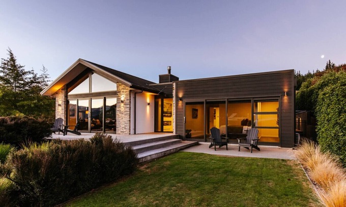 Wanaka Casa | The Clearview House | Lake View | Sleeps 9