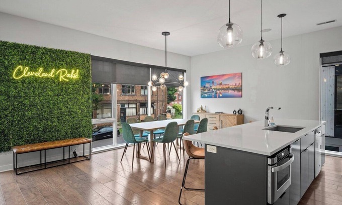 Tremont Casa | The Cleveland ROCKS! Townhome in Tremont