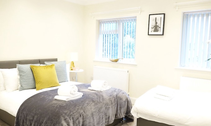Harlington Casa | The Close Airport
