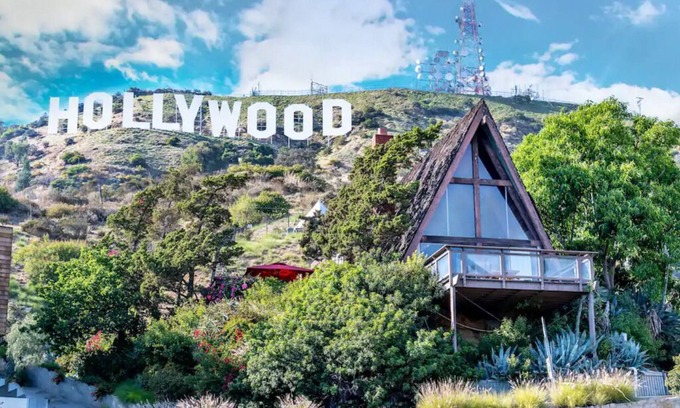 Hollywoodland Casa | Rock n Roll History House justo debajo del signo HOLLYWOOD