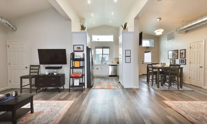 South Natomas Casa | “The Club House” - 7 Minutes from Downtown Sacramento - Stylish 2 bed/2 bath