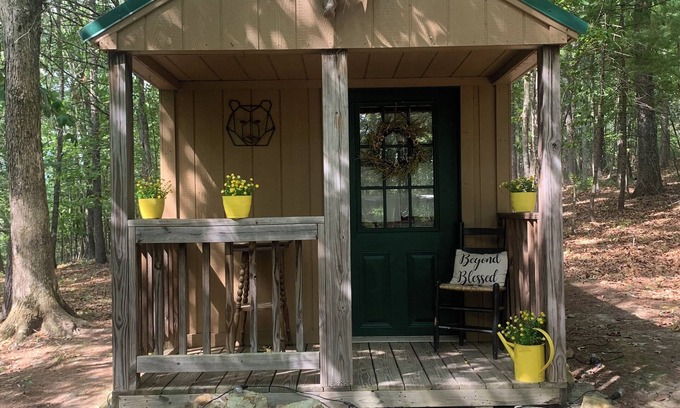 Covington Cabina | The Clubhouse in the Woods along the trail to the Lookout