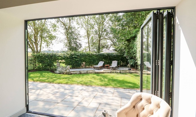 Sleaford Cabaña | THE COACH HOUSE, pet friendly, with a garden in Leasingham