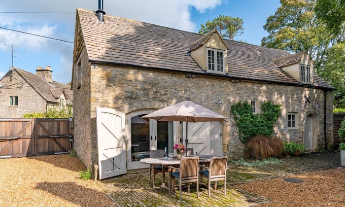 Cold Aston Cabaña | The Coach House - sleeps 4 guests in 2 bedrooms
