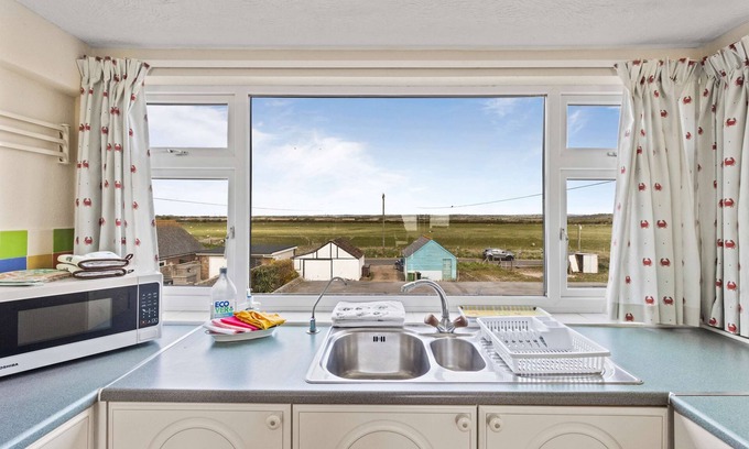 Pevensey Casa | The Coastal Crab - Family-friendly Three-bed Beach House in Pevensey